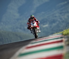 九游 -欧联杯常规赛对决在即！马德里竞技演练定位球，密尔沃基雄鹿密集防守应对